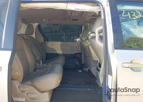 2016 Toyota Sienna Xle/Limited z USA, uszkodzony, nr VIN 5TDYK3DC2GS754351